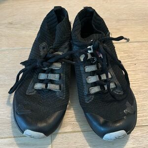 Cheer shoes- Varsity Aeros Youth Size 2